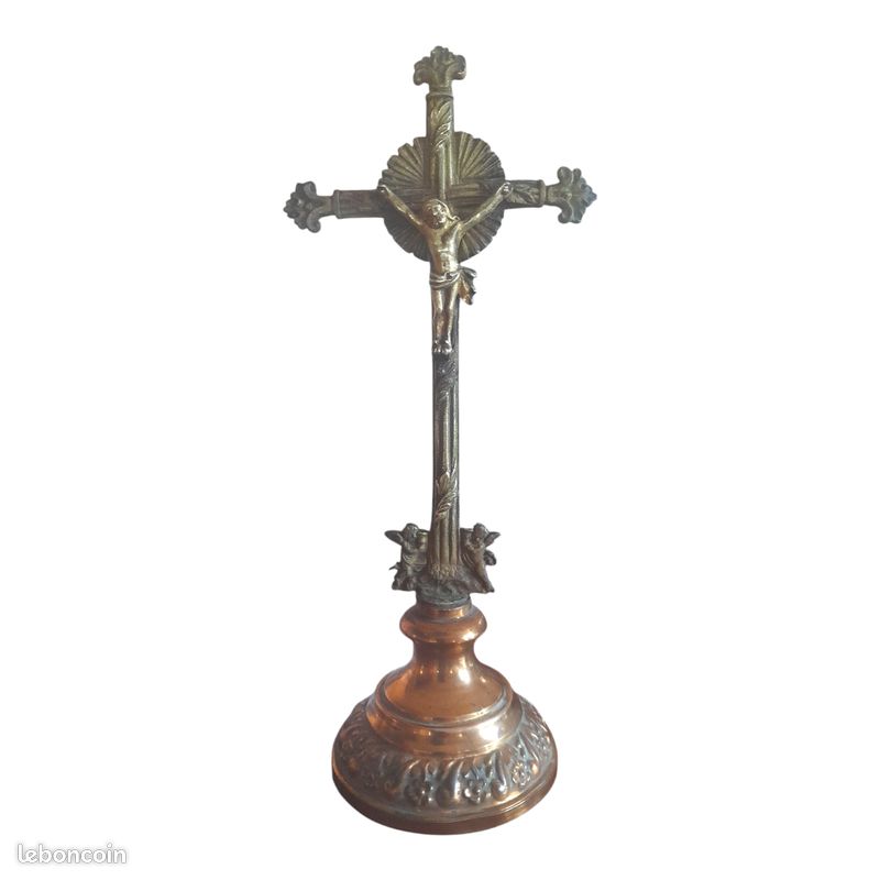 Crucifix à poser en laiton et cuivre?