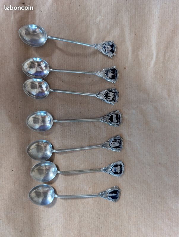 Sept petites cuillères en argent sterling