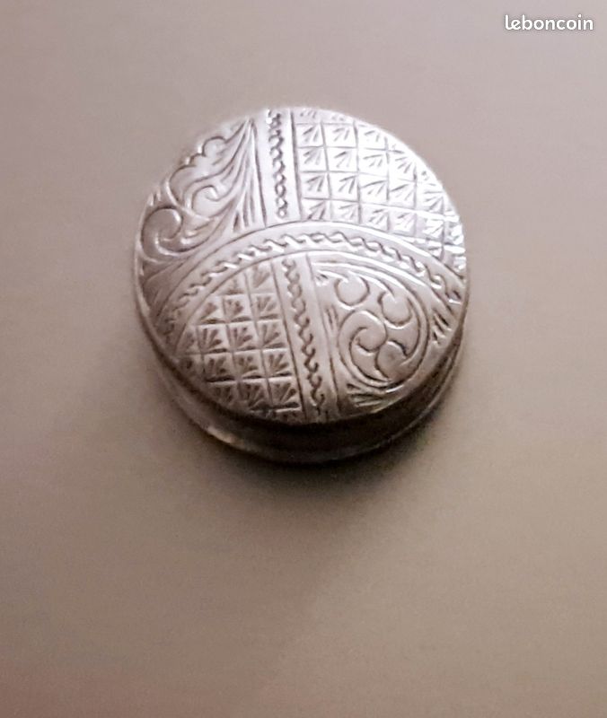 Jolie boite à pillules en argent massif