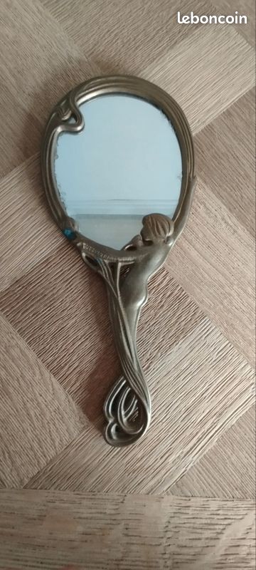 Miroir Face à main réservé Petit Pierre 

25x11cm

Attention miroir avec quelques d