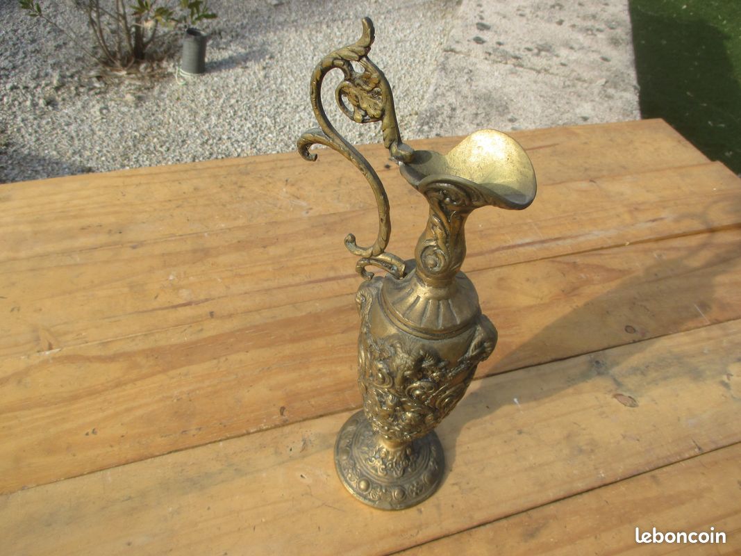 Ancienne aiguière décor béliers et chérubins