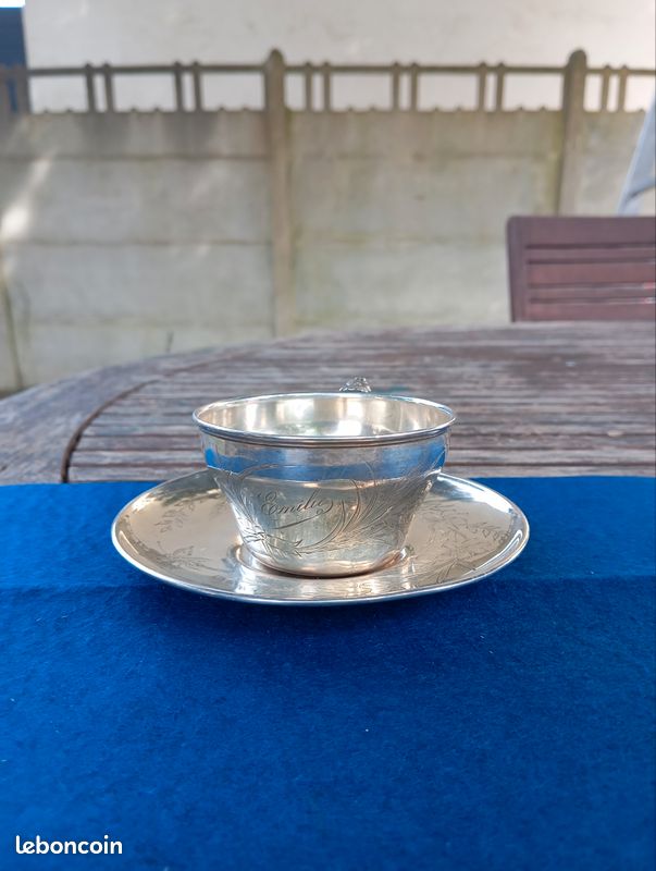 Tasse et soucoupe en argent