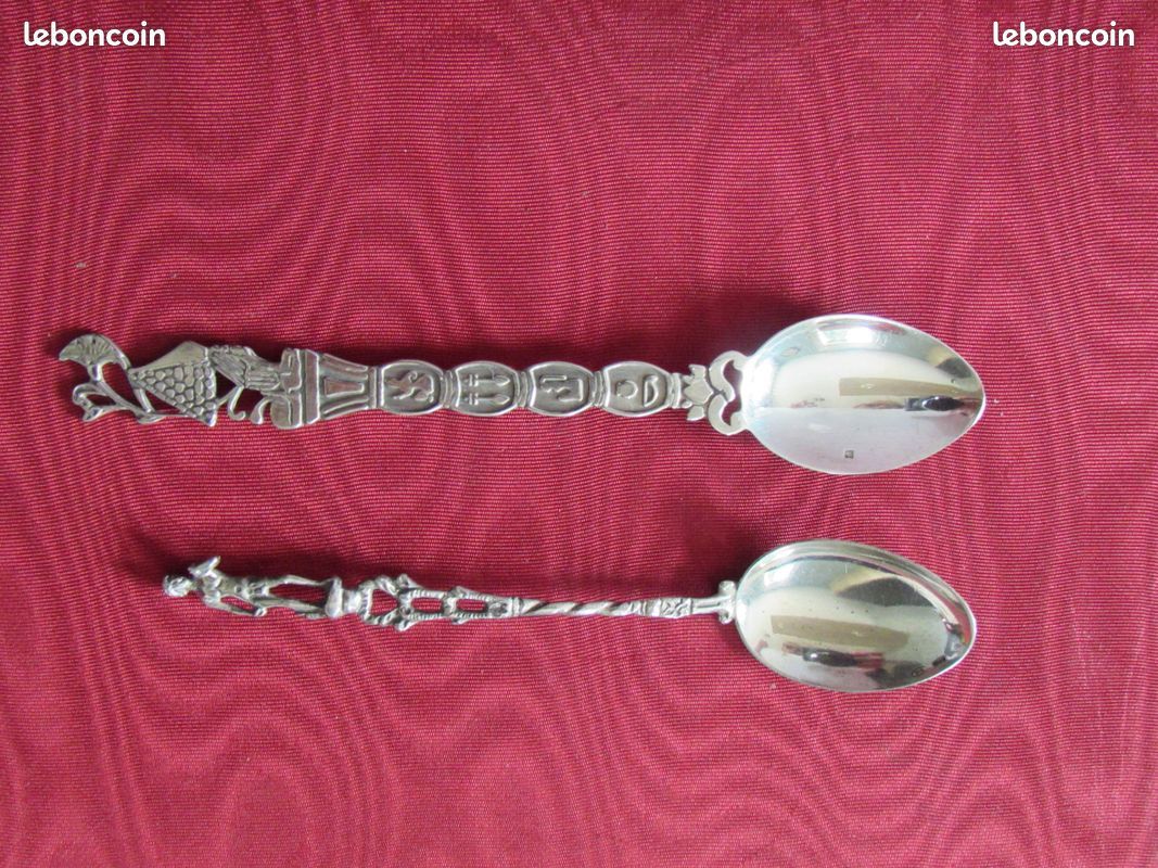 2 cuillères de collection en argent (testé pierre de touche)