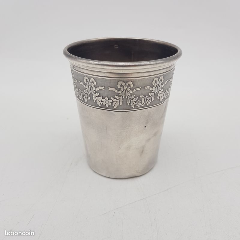 Timbale en argent, poinçon J.M. Et tête de minerve 1er titre