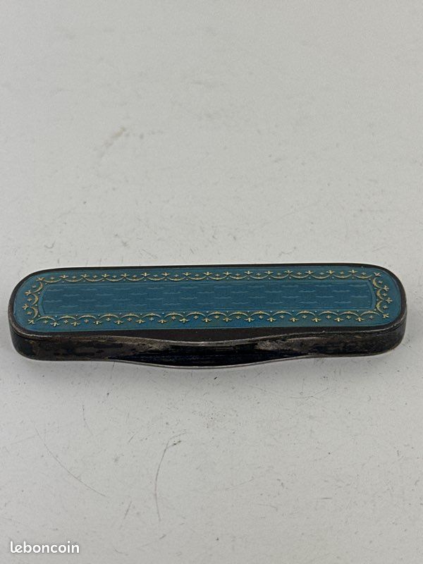 Magnifique, petite boîte vintage en argent, massif, modèle introuvable avec un très joli motif