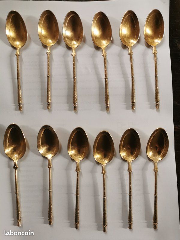 12 Petites cuillères à moka en vermeil