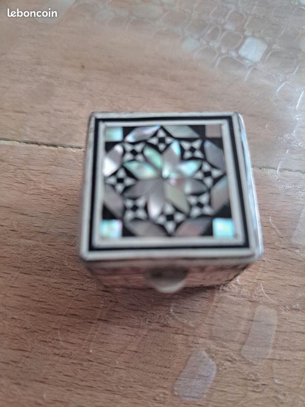 Petite boite a pilule argent