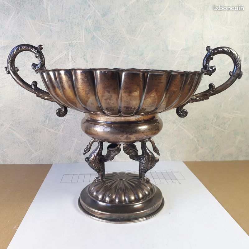 Coupe en argent massif 915/1000 à motif de gaudrons et décor de cygnes, poinçon orfèvre