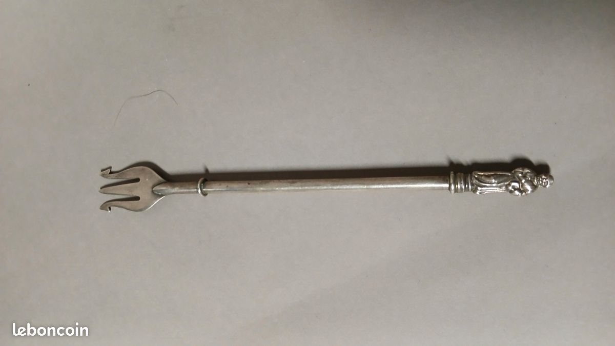 Petite fourche à cornichons argent anglais