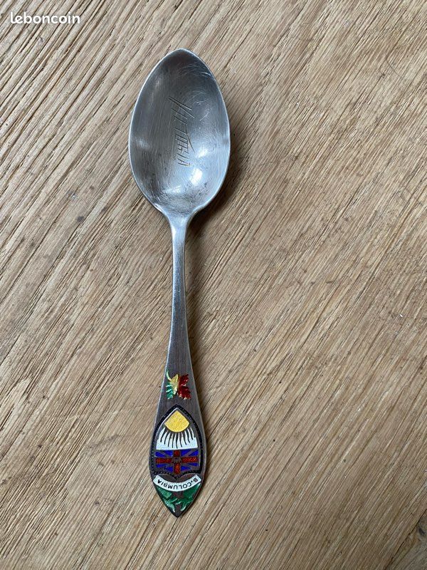 Ancienne cuillère en argent sterling décorée+ émail souvenir Canada