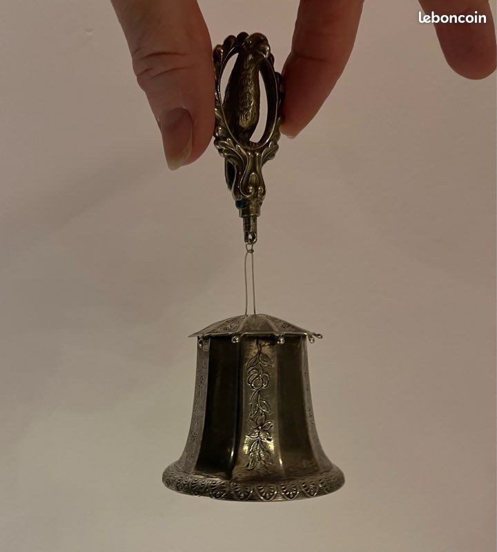 Rare clochette de table en argent massif 800/1000