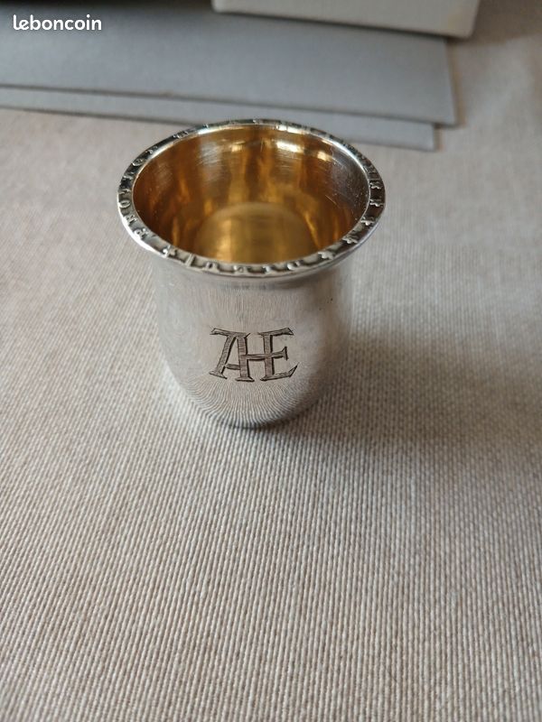 Petit bibelot en métal argenté. Monogramme AHE/AE et "Dieu protège la France". Poinçons
