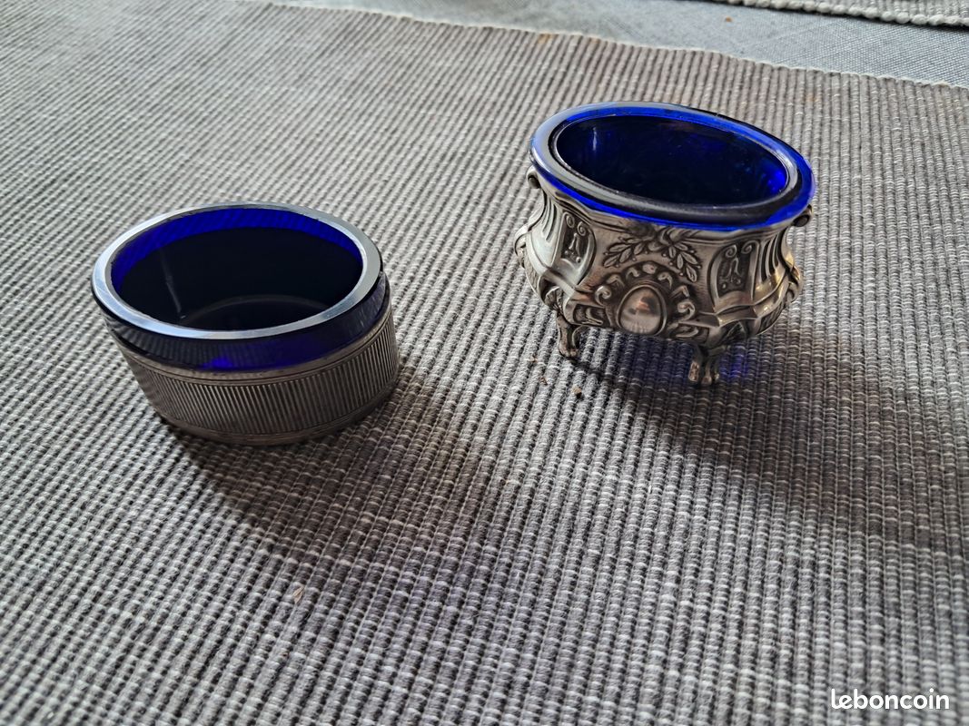 Lot de 2 salerons en argent : 1 tête de minerve + 1 poinçon espagnol ? : poids argent estimé : +/-35gr : prix pour le lot