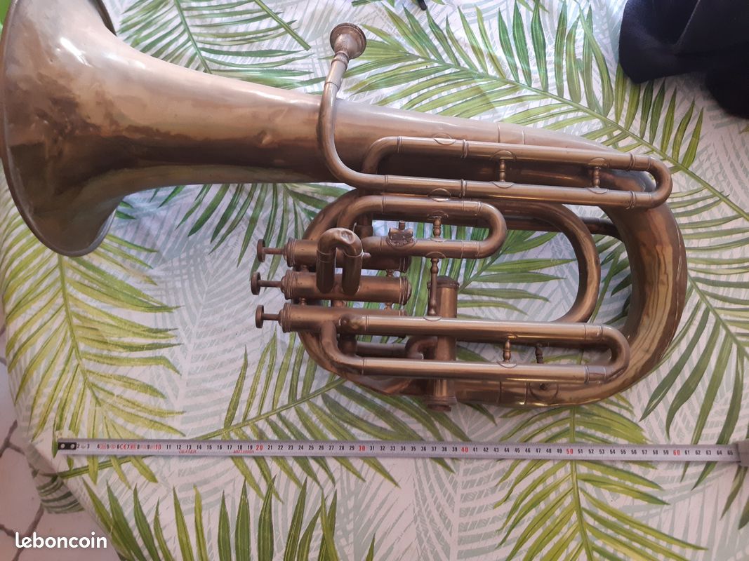 Instrument musique cuivre tres ancien