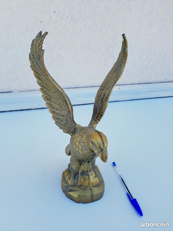 Statue d'épervier en laiton