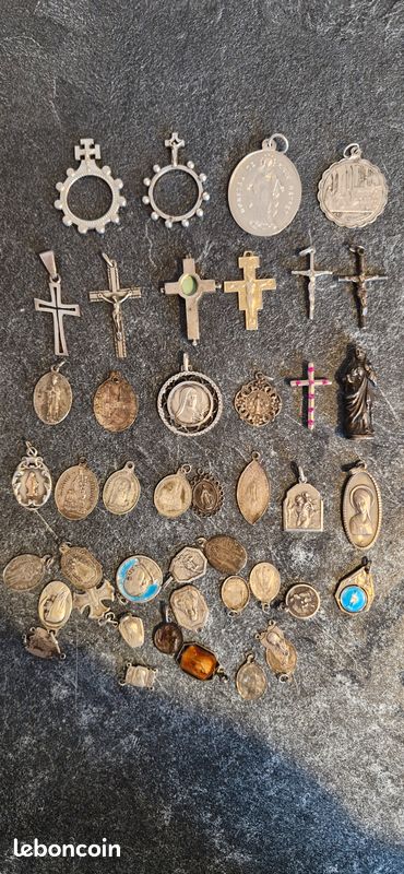 Lot de 43 médailles religieuses en argent