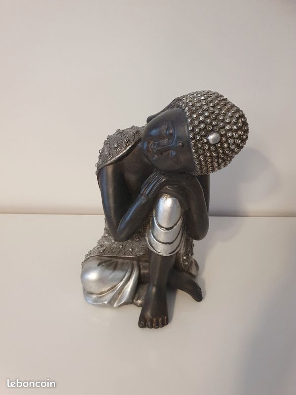 Statue Buddha assis
